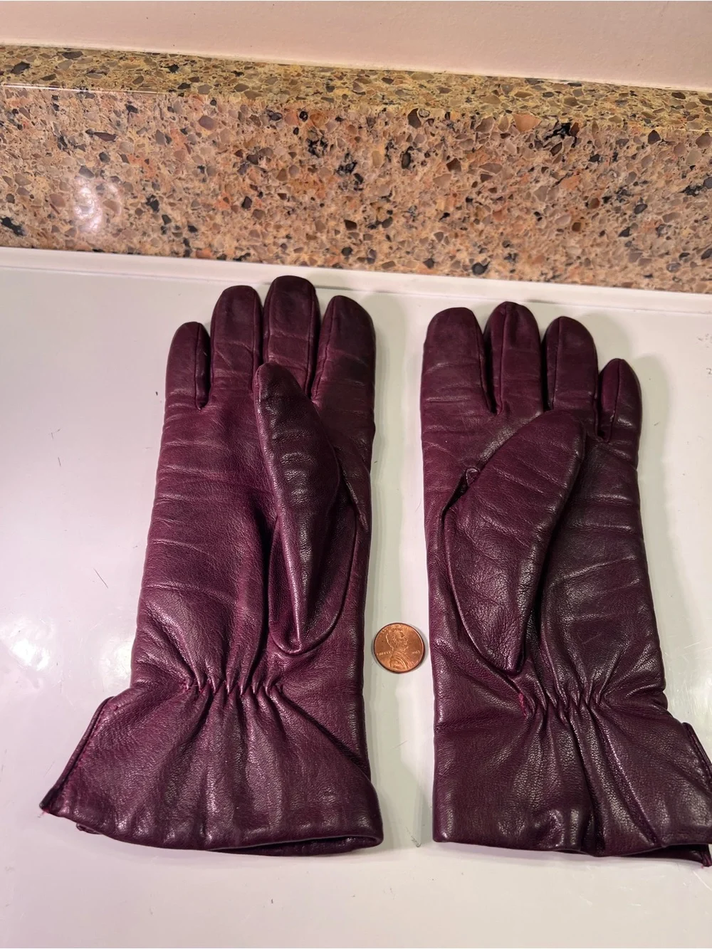 Women’s Size Medium Leather Gloves in burgundy with a cashmere lining